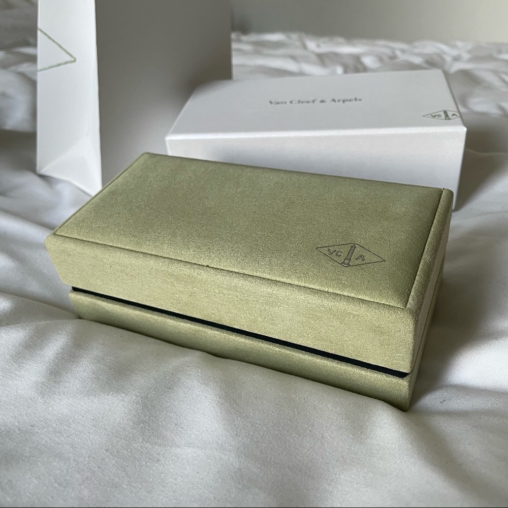 AUTH Van Cleef & Arpels Bracelet Box